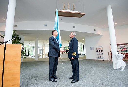 Comandante Maglione presents the model to President Golitsyn